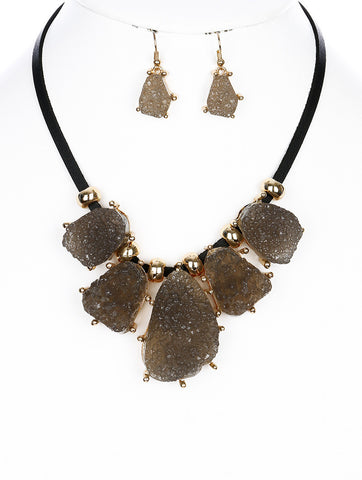 NECKLACE  LZS0199GDBLK - Scarvesnthangs
 - 2